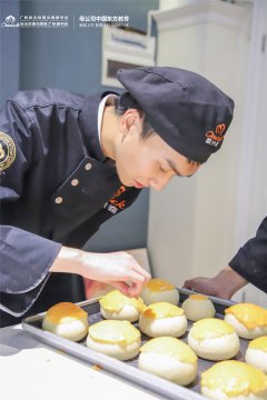 男生學(xué)烘焙好不好？在線等，挺急的